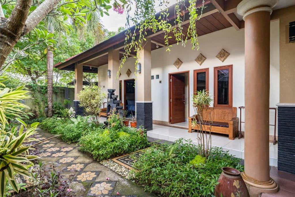 Villa Kenanga In Meninting By The Beach Mataram Ngoại thất bức ảnh